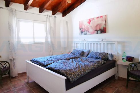 Chalet-2-habitaciones-2Banos-terraza-y-piscina-vista-master-bedroom-Magnificasa