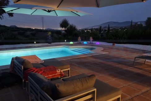 Chalet-2-habitaciones-2Banos-terraza-y-piscina-vista-night-Malaga-Magnificasa