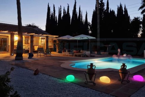 Chalet-2-habitaciones-2Banos-terraza-y-piscina-vista-night-house-Magnificasa