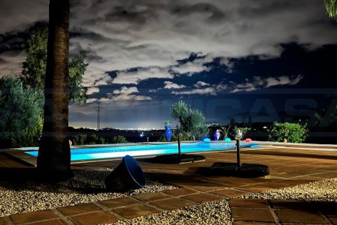 Chalet-2-habitaciones-2Banos-terraza-y-piscina-vista-night-terrace-Magnificasa