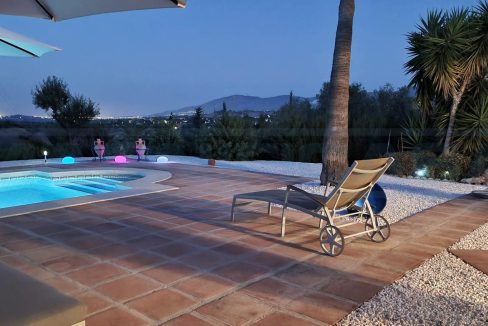 Chalet-2-habitaciones-2Banos-terraza-y-piscina-vista-night2-Malaga-Magnificasa