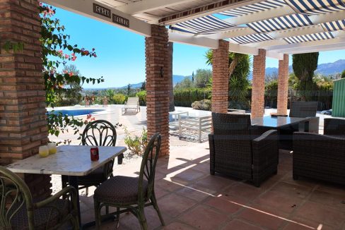 Chalet-2-habitaciones-2Banos-terraza-y-piscina-vista-terrace-pool-Malaga-Magnificasa