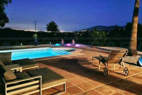 Chalet-2-habitaciones-2Banos-terraza-y-piscina-vista2-night-Malaga-Magnificasa
