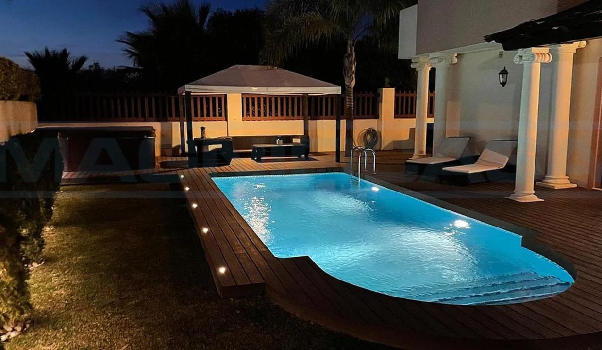 Semi-detached-Townhouse-4bedrooms-4bathrooms-terrace-and-pool-evening-view-garden