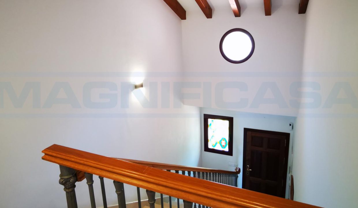 Semi-detached-house-4bedrooms-3bathrooms-terrace-and-pool-nebrales-view-entrance-hall1-upstairs