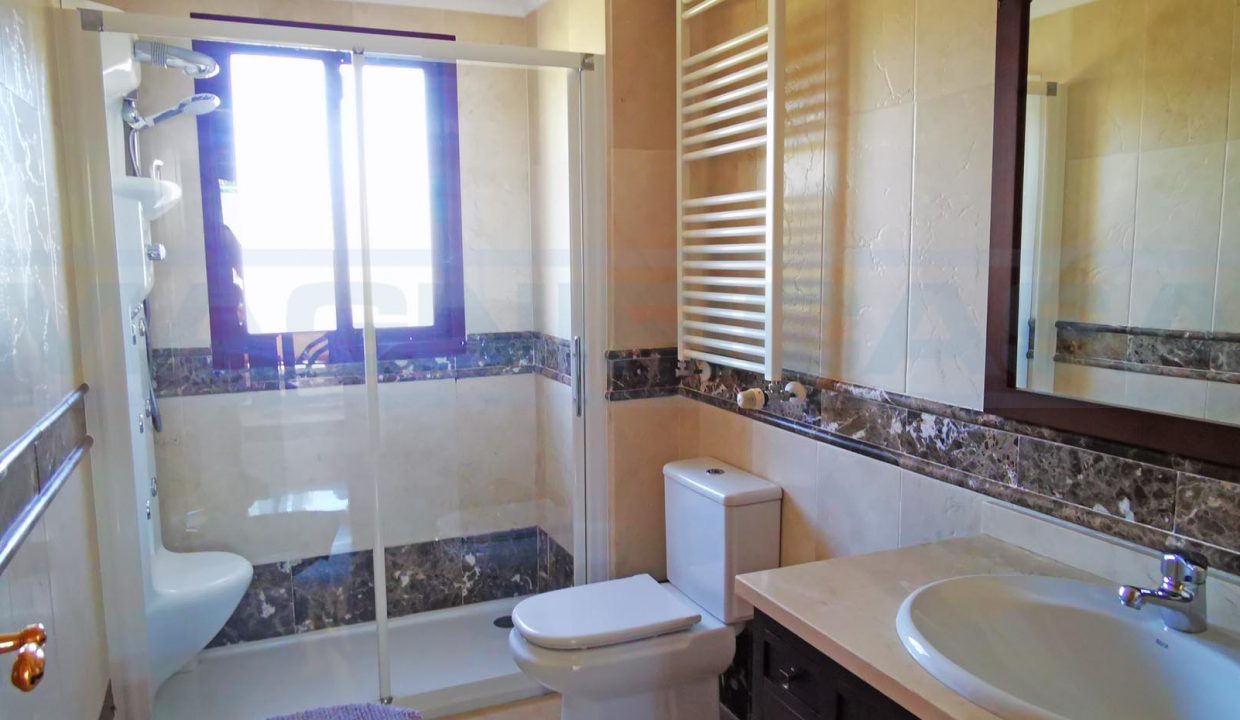 Semi-detached-house-4bedrooms-3bathrooms-terrace-and-pool-nebrales-view-guest-bathroom1