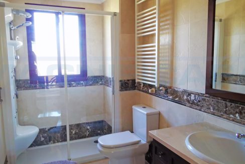 Semi-detached-house-4bedrooms-3bathrooms-terrace-and-pool-nebrales-view-guest-bathroom1