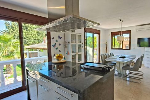 Villa-3bed-2bath-view-kitchen-dinning-outside-Alhaurin-el-Grande