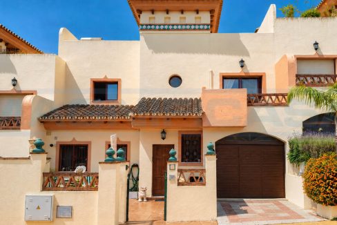 Townhouse-5-bedrooms-4-bathroom-with-Mountain-View-frontside-house-Malaga