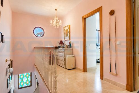 Townhouse-5-bedrooms-4-bathroom-with-Mountain-View-hallway-floor-main-house-Coin-Malaga