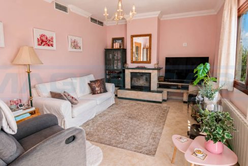 Townhouse-5-bedrooms-4-bathroom-with-Mountain-View-livingroom-kitchen-main-house-Coin-Malaga
