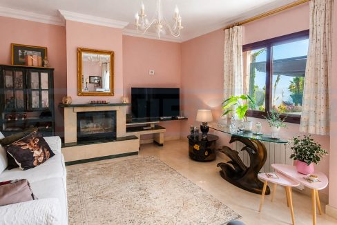 Townhouse-5-bedrooms-4-bathroom-with-Mountain-View-livingroom-main-house-Coin-Malaga