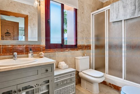 Townhouse-5-bedrooms-4-bathroom-with-Mountain-View-master-bathroom-main-house-Coin-Malaga