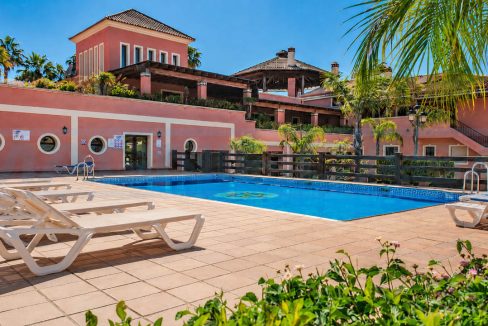 Townhouse-5-bedrooms-4-bathroom-with-Mountain-Views-Community-pool-Coin-Malaga