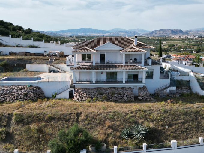 Villa 5 bedrooms 3 bathrooms pool terraces Alhaurin el Grande Magnificasa